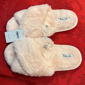 Splendid pink slippers size S/M brand new with tags.